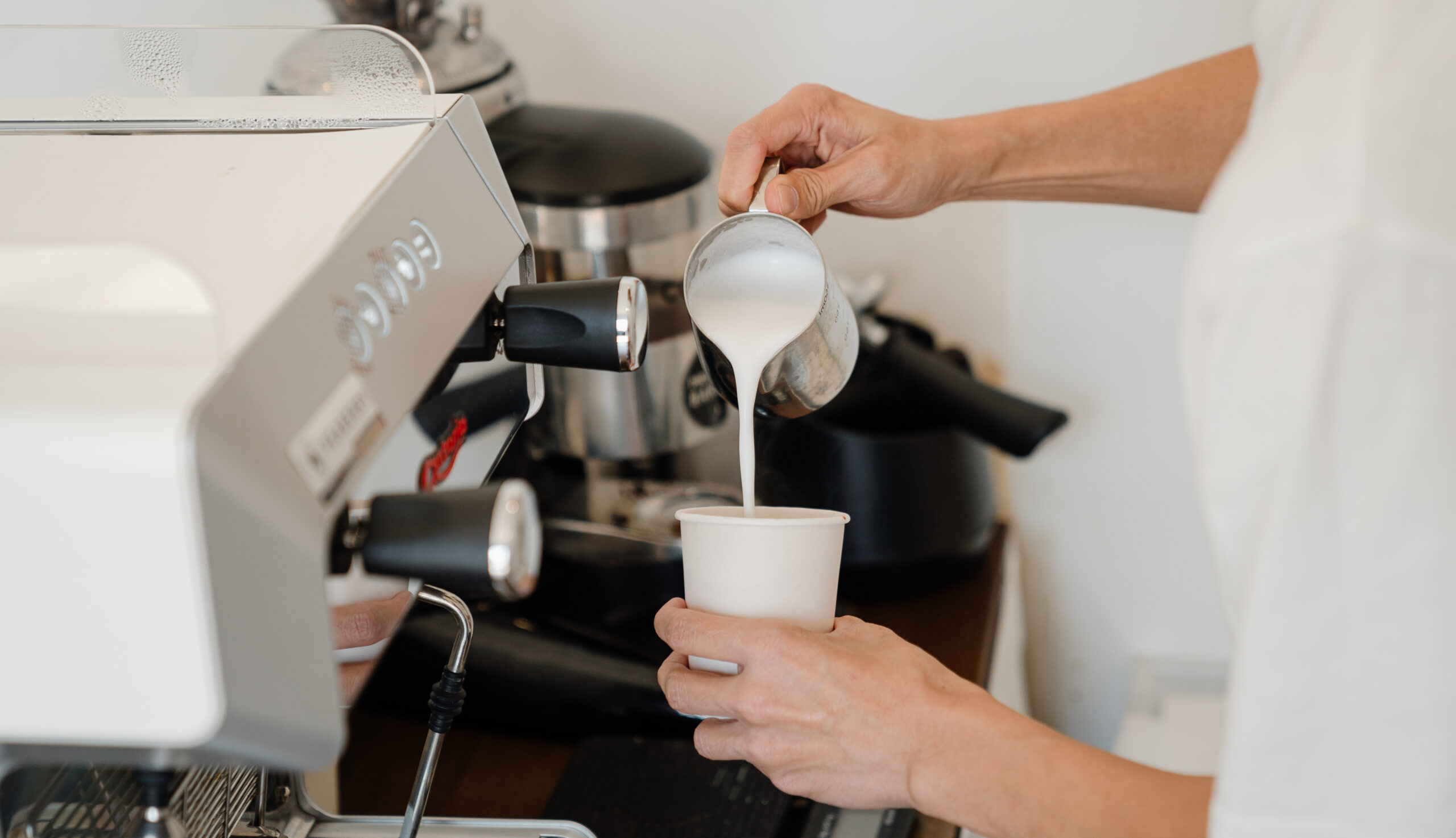 Breville Barista Express: Experimenta el Arte del Café en Casa.